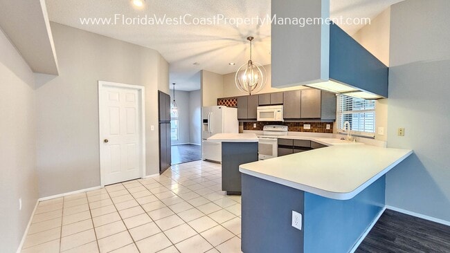 Building Photo - SPACIOUS  3 BEDROOM HOME WITH FENCED YARD!...