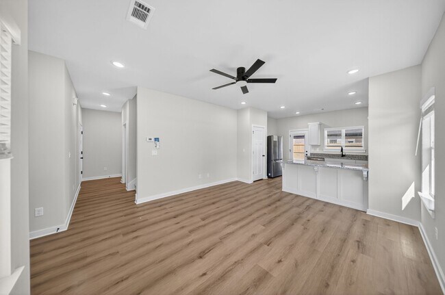 Foto del edificio - New Construction Spacious Townhome in Growing Community Available in July