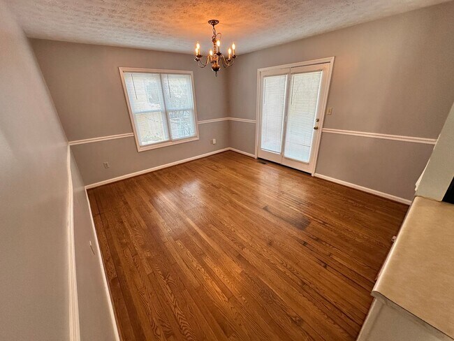 Foto del edificio - Nice 3 BR, 2 Bath Home! HW & Carpet Floors, Attached Garage, Fenced Backyard, Pets Ok!