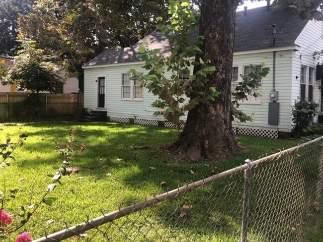 Building Photo - Southern Charm at its best!