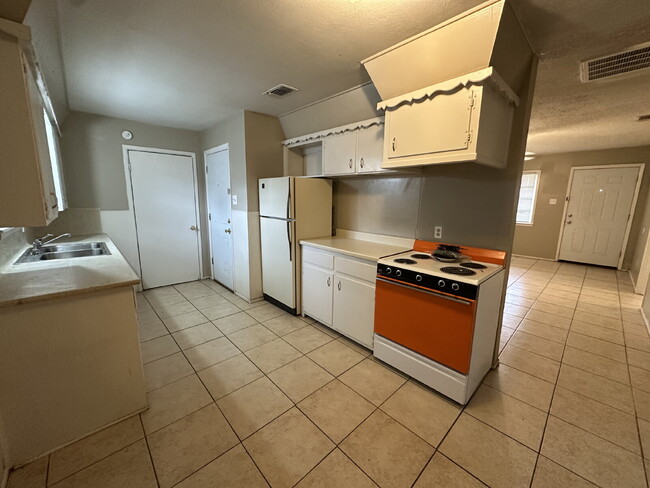 Building Photo - 2 Bedroom Duplex