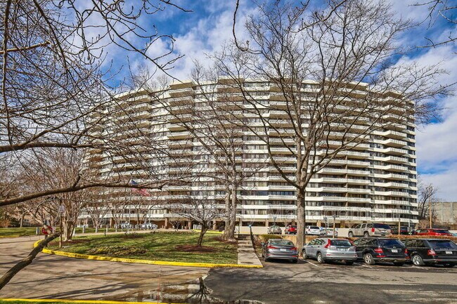 Foto del edificio - 6301 Stevenson Ave