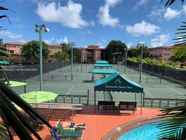 Foto del edificio - 660 Tennis Club Dr