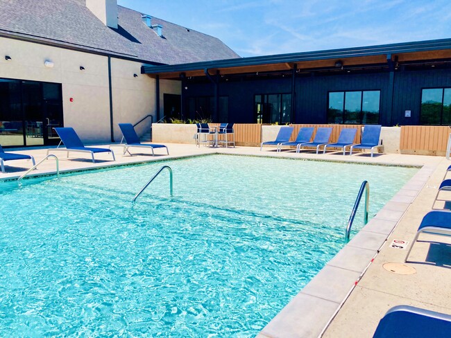 ¡Al lado de la piscina - Liberty Creek Village