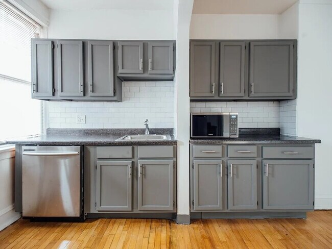 Building Photo - 2332 W Addison St