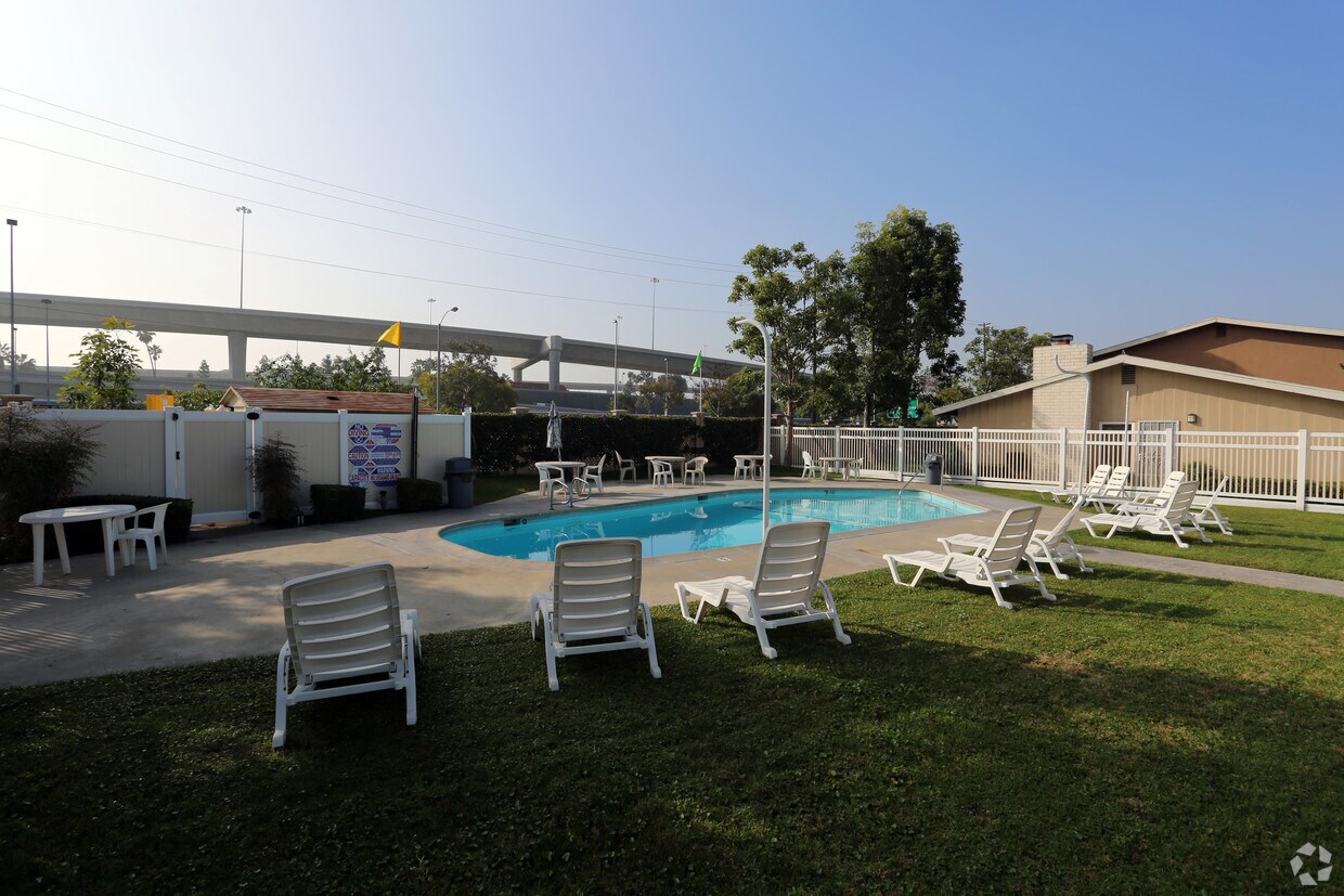 Building Photo - Faculty Circle Apartments