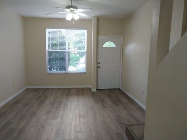 Building Photo - Beautiful condo