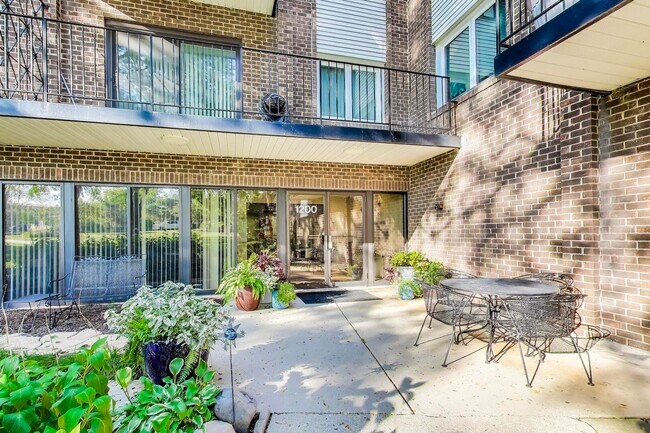 Foto del edificio - 1200 W Northwest Hwy