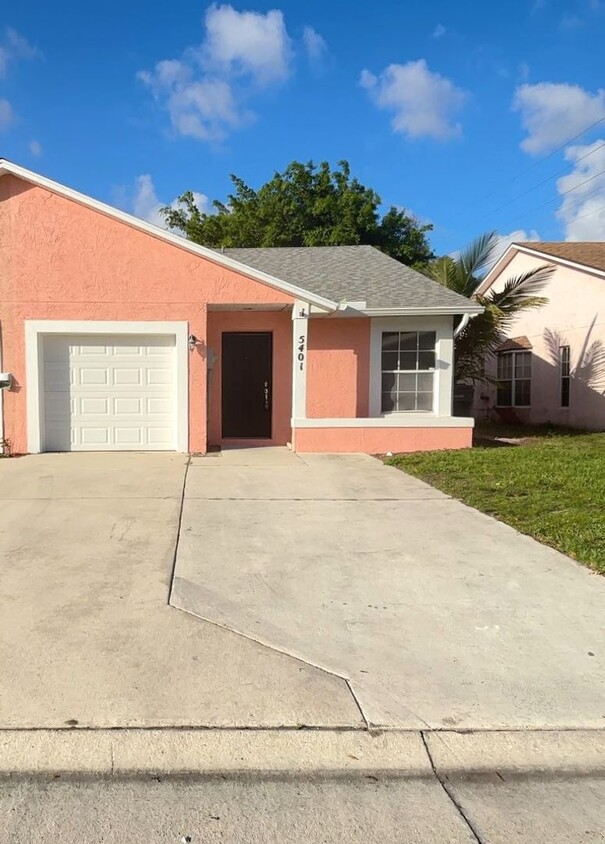 Foto principal - 2BD/1BA Villa w/ Updated Kitchen and w/ HO...