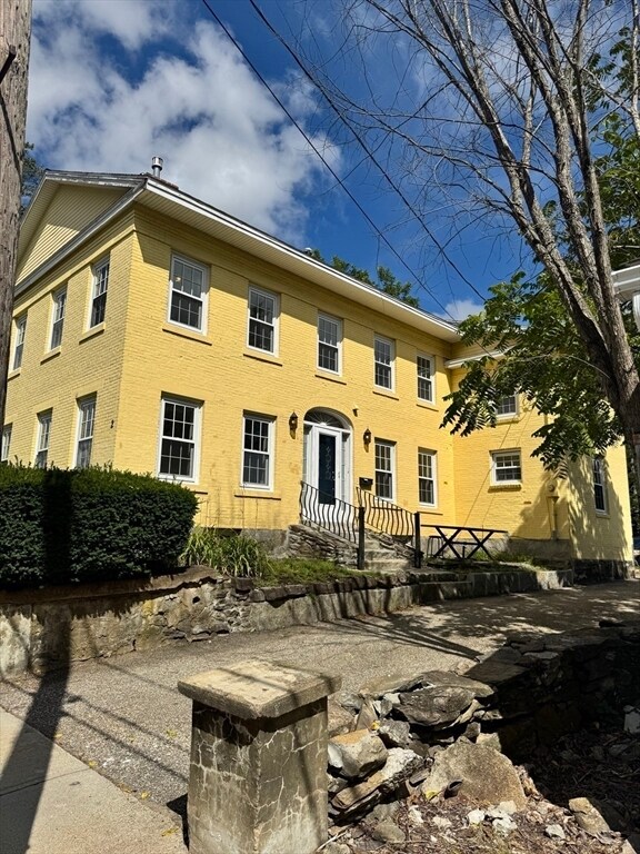 Building Photo - 22 School St