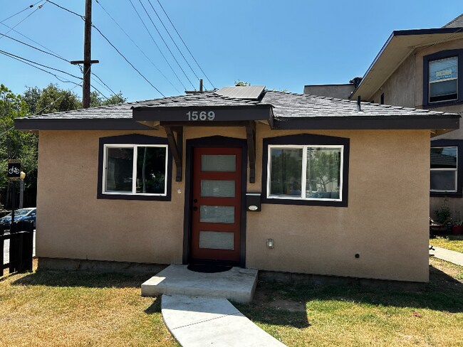 Foto del edificio - 1569 N Raymond Ave