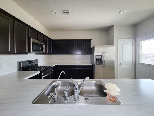 Foto del edificio - 21043 Iris Holly St