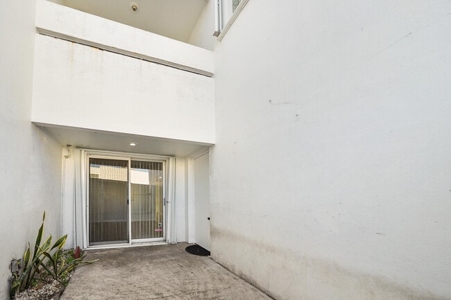 Foto del edificio - 5070 Elmhurst Rd