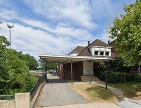 Building Photo - 517 N George St