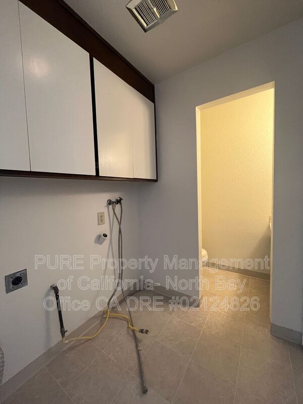 Building Photo - 5059 Charmian Dr