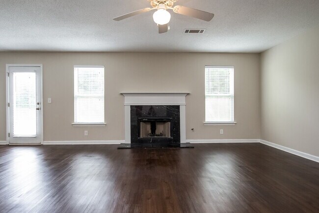 Foto del edificio - 3046 Summer Breeze Dr