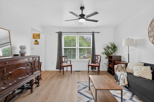 Building Photo - Gorgeous Newly Renovated 3 BR, 2.5 BA Town...