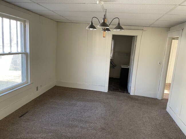 Building Photo - 4+ BEDROOM 1 BATHROOM HOUSE FOR RENT