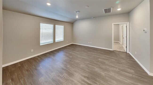 Building Photo - 2733 Dennis Dr