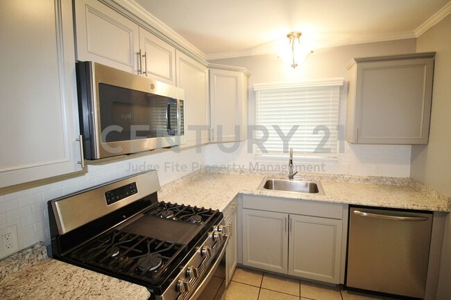 Foto del edificio - Tastefully Updated 2/1/1 Ready for Immediate Occupancy!