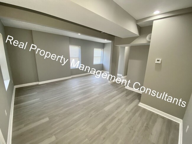 Building Photo - 3 Bedroom 2 Bath Home