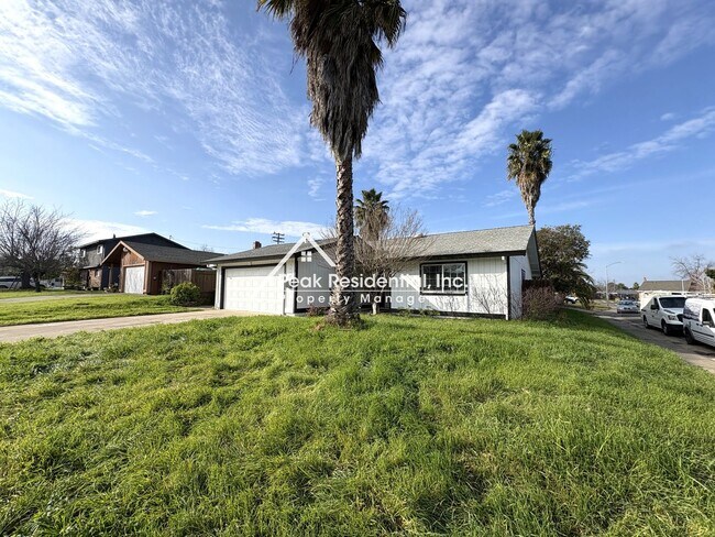 Foto del edificio - Cute Florin Area 3bd/2ba House with 2 Car Garage and RV access!