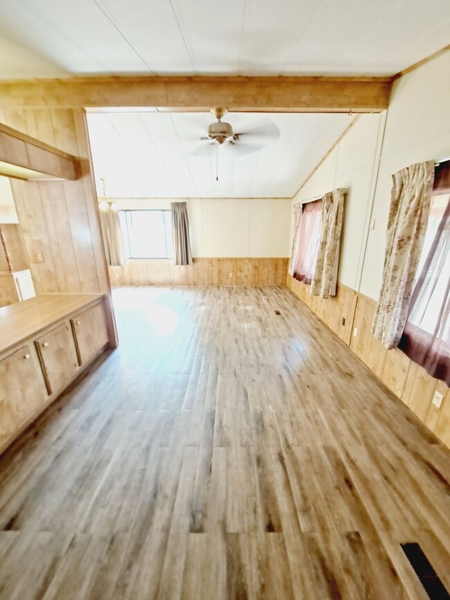 Foto del edificio - 2 Bedroom 2 Bathroom Trailer w/ Outdoor Sh...