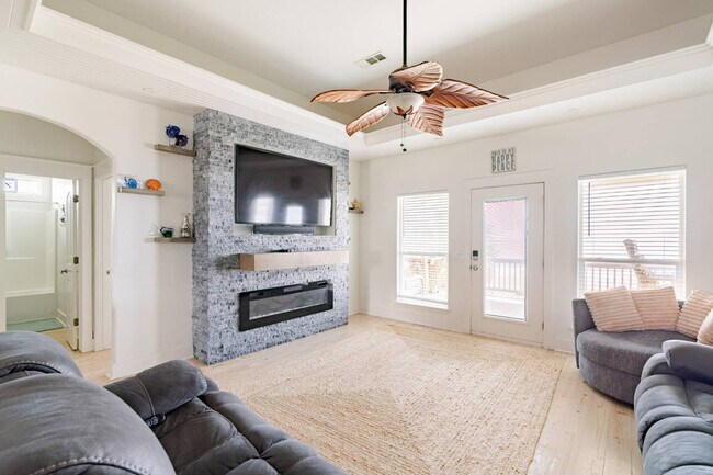 Building Photo - 986 Dolly St