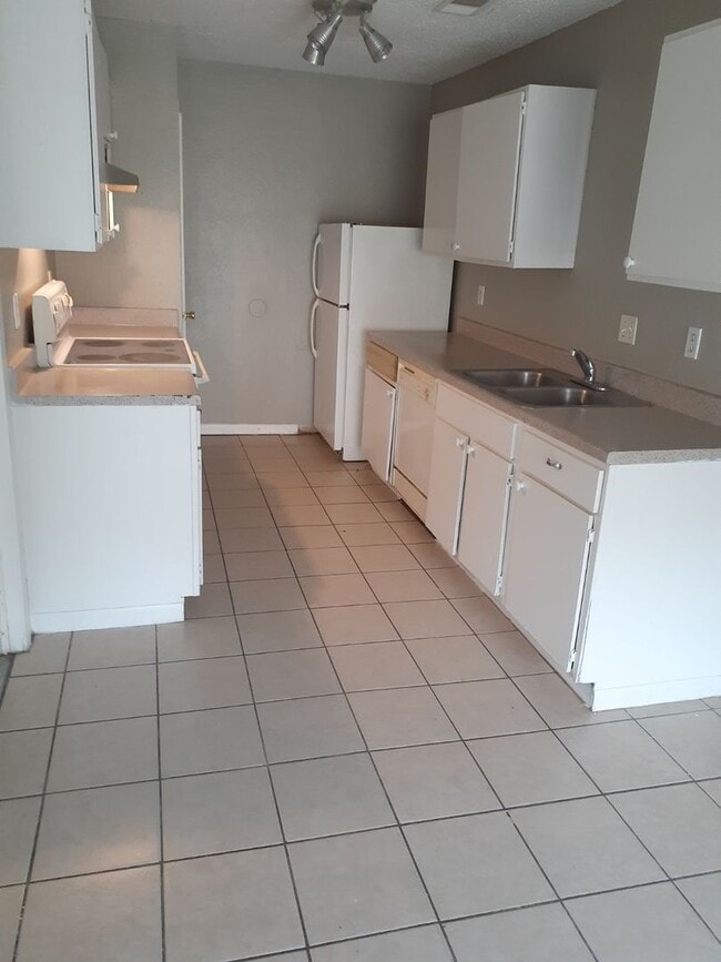 Building Photo - 3 Bedroom House