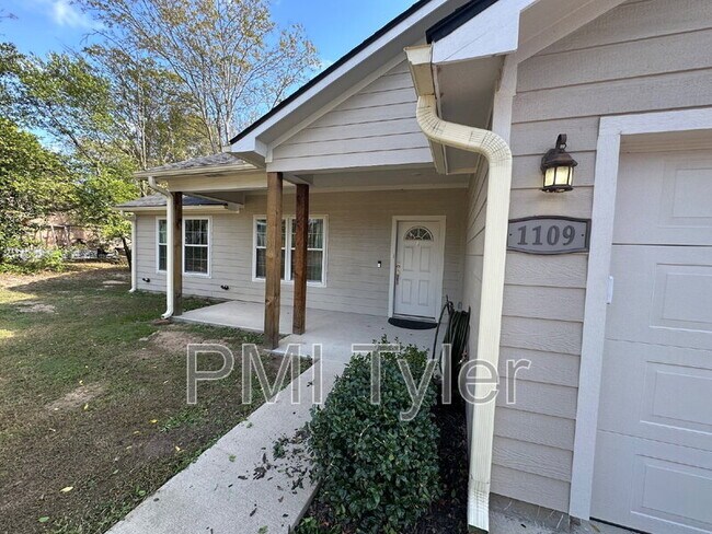 Foto del edificio - 1109 Engle St