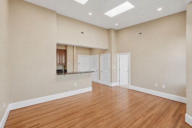 Foto del edificio - Columbia Heights Penthouse Condo | 1 Bed | 1 Bath | 600 Sf