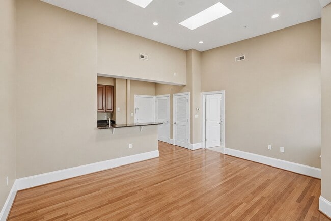 Building Photo - Columbia Heights Penthouse Condo | 1 Bed | 1 Bath | 600 Sf