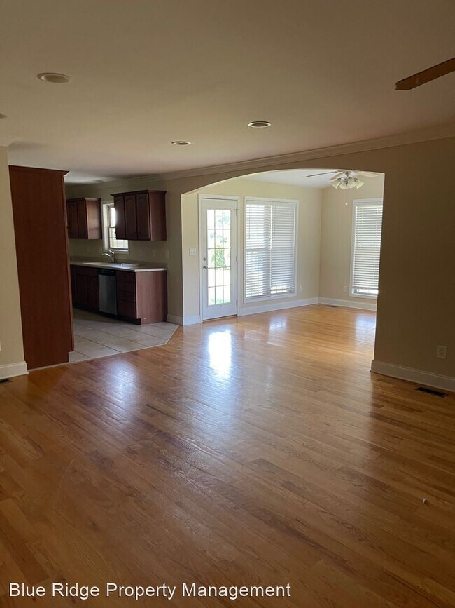 Building Photo - 4 br, 3.5 bath House - 404 East Mtn View #403