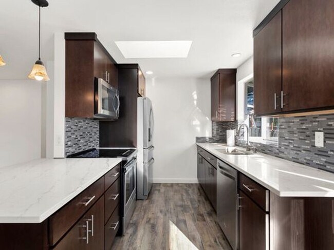 Building Photo - Spacious Home on Quiet Cul-de-Sac
