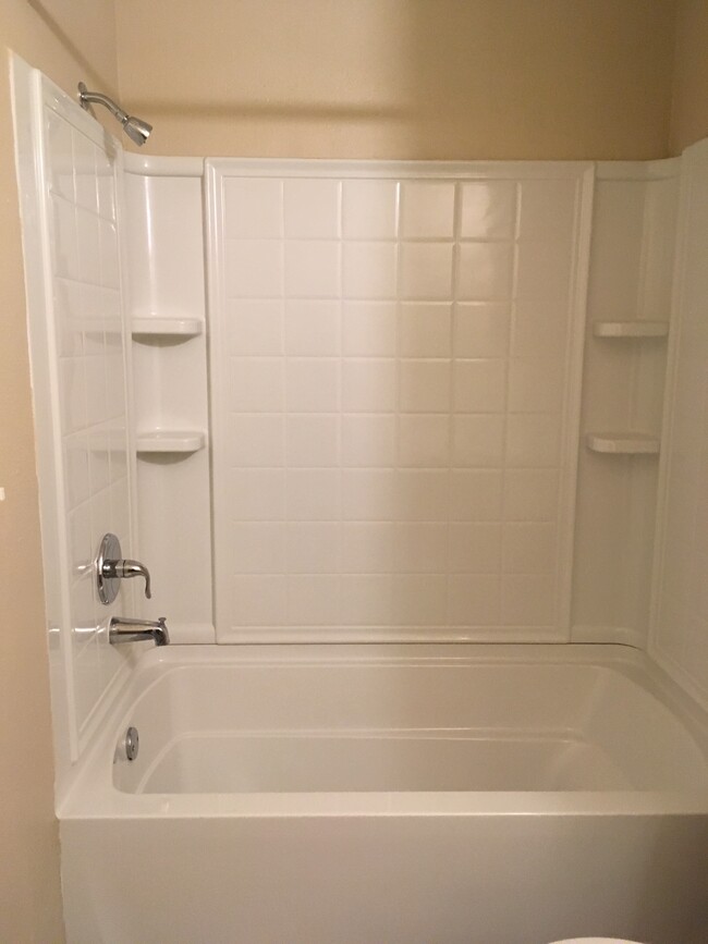bathroom shower/tub - 1271 Old Goliad Rd