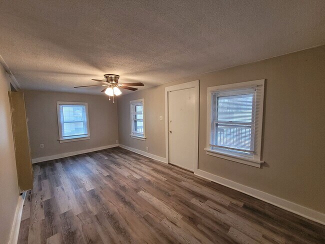 Building Photo - $725 - 2 bedroom/ 1 bathroom - Recently Re...