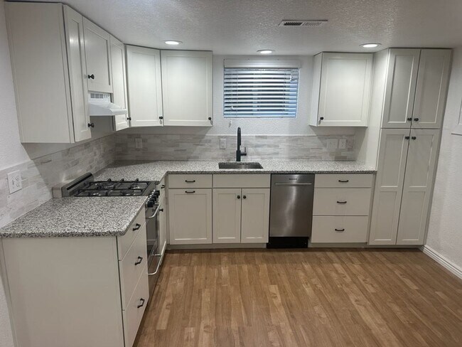 Foto del edificio - Wonderful updated basement apartment - Available 4/10/26