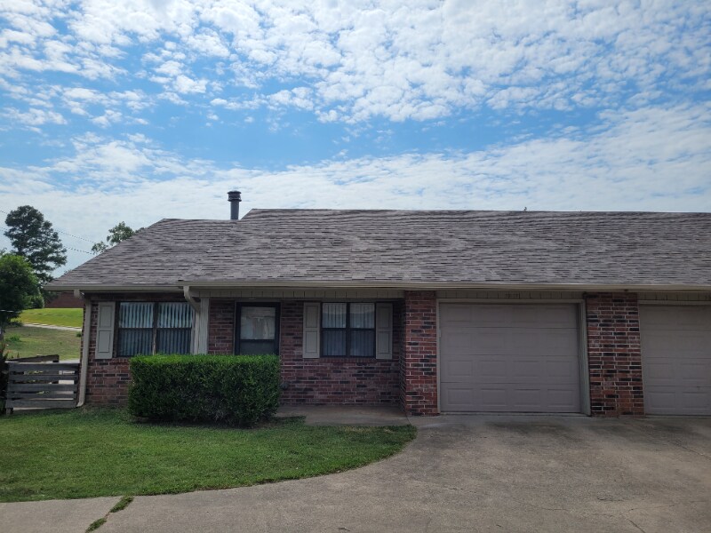 Primary Photo - 2613 W Oak St