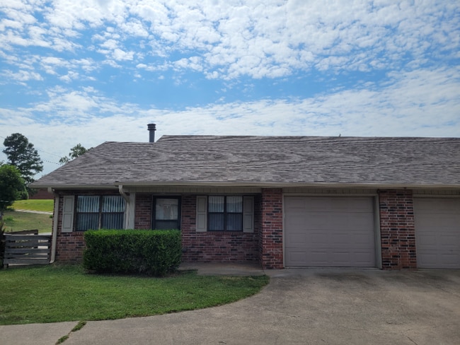 Photo - 2613 W Oak St Apartment