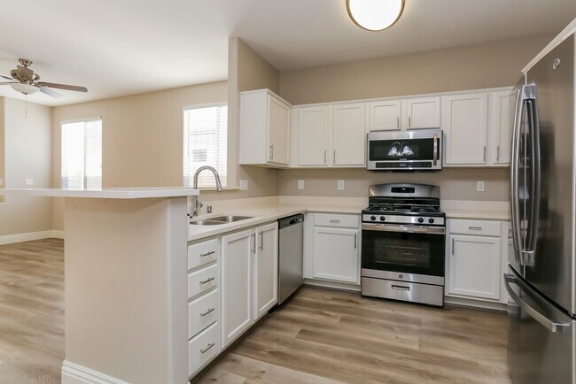 Foto del edificio - 8837 Medicine Wheel Ave