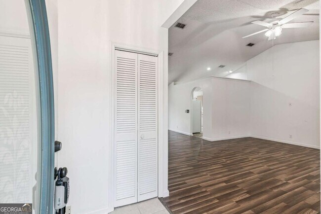 Foto del edificio - Available Today!