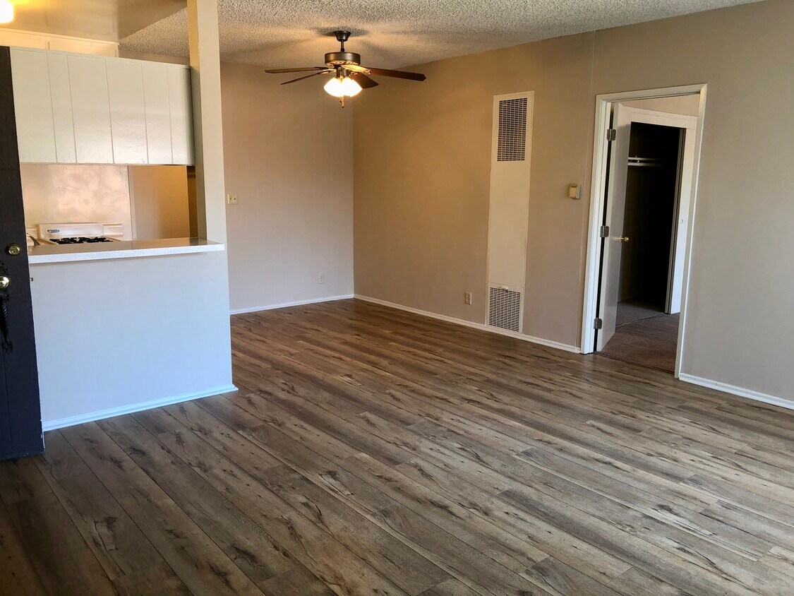 Foto principal - 11840 Chandler Blvd