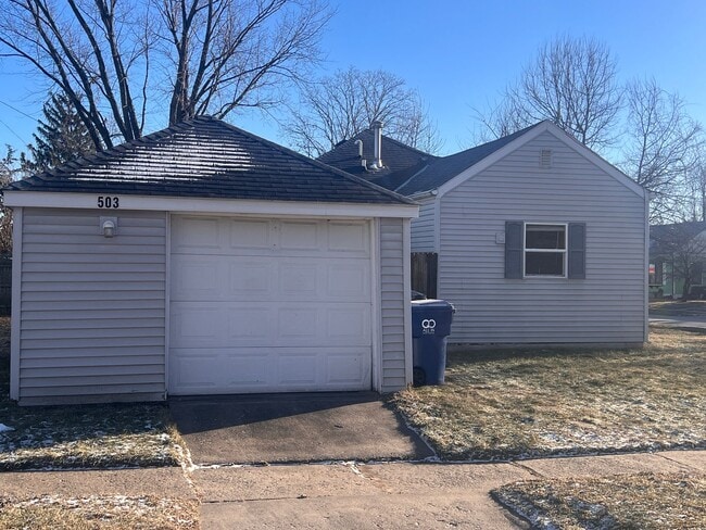 Foto del edificio - Freshly Renovated 2 Bed / 1 Bath Home on Corner Lot – Davenport, IA