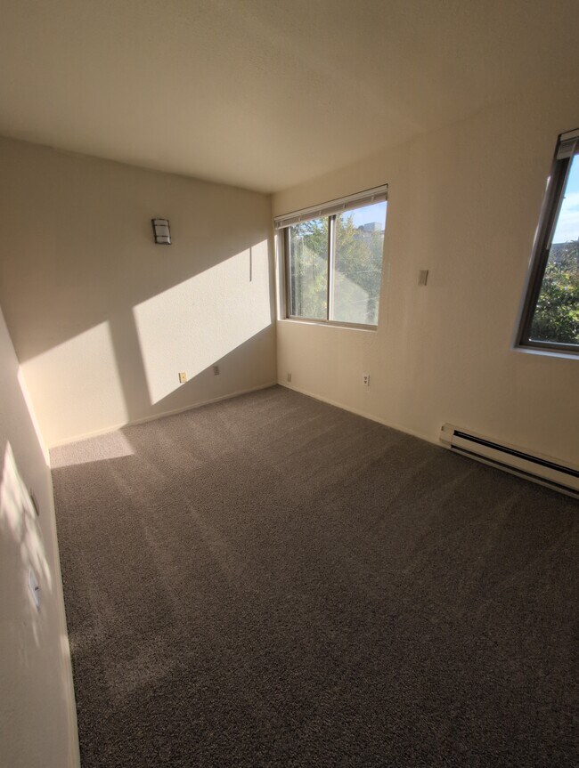 Habitaciones amplias con calefacción. - Cedar Apartments