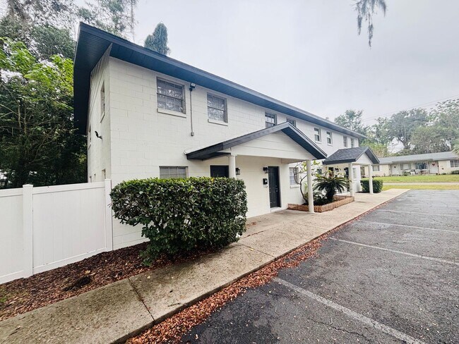 Foto del edificio - 2/1.5 Townhome near Downtown - will go quick! With a small fenced yard.