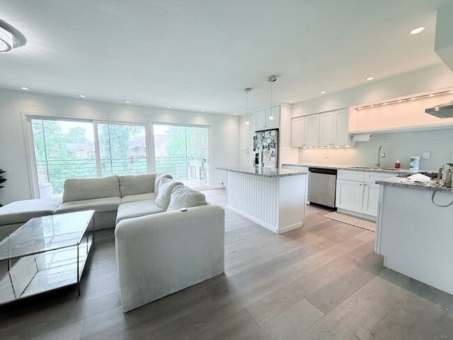 Building Photo - 8211 Katy Fwy