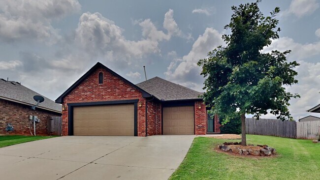 Foto del edificio - Very Nice 3 Bedroom 2 Bath Home in Yukon Schools