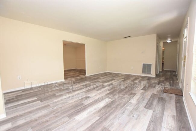 Building Photo - 561 Lake Bonny Dr E
