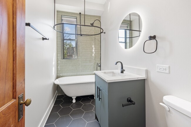 Building Photo - Garden unit: Renovated 1 bed in Logan Square - Now Leasing!