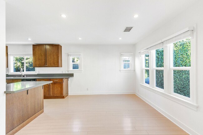 Building Photo - 1135 N Hudson Ave